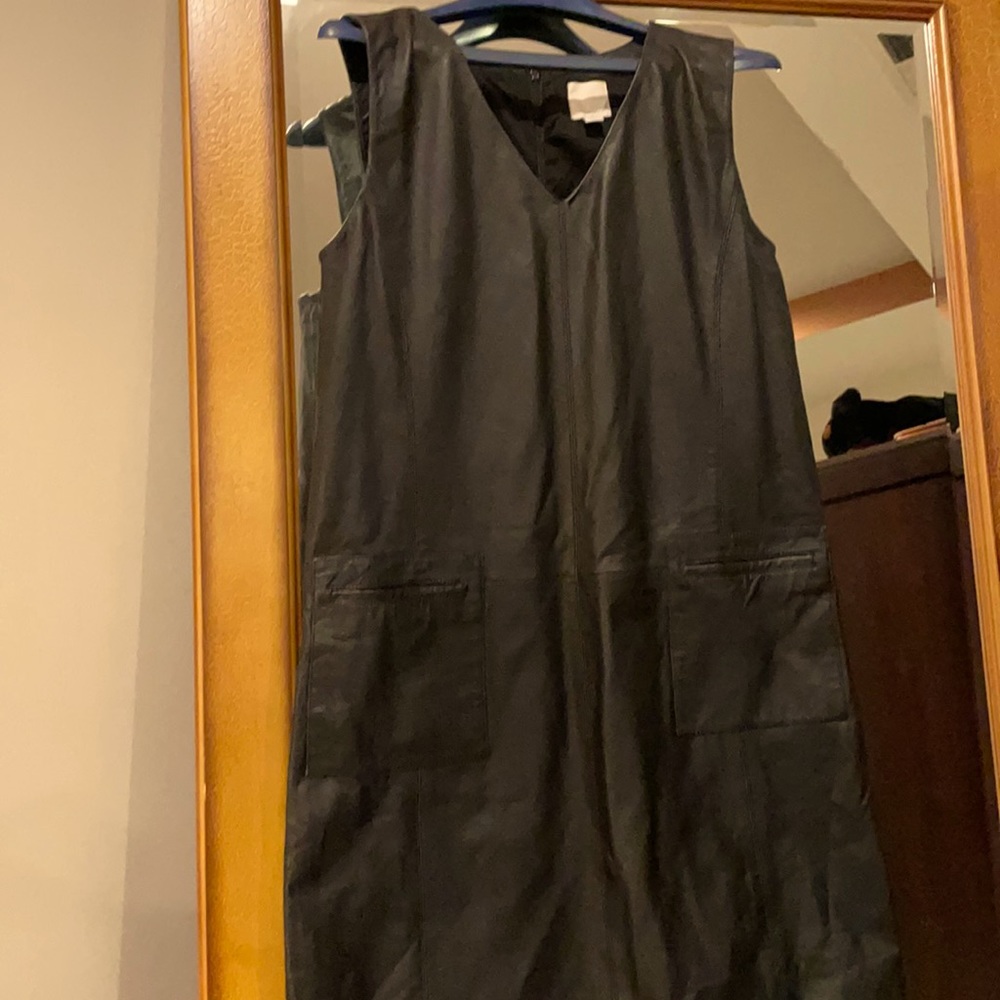 Leather like butter v neck sleeveless 2 front pockets zips in back love it